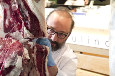 Roberto-Liberati-seziona-bovino-a-Culinaria-2012