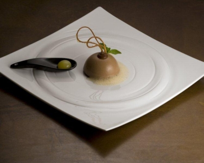 mousse al cioccolato e crème brulée all'arancia servita con arancio sferificato - Igor Macchia - La Credenza