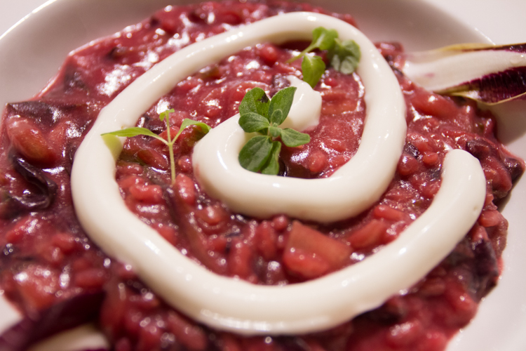 Risotto alla rapa rossa, radicchio e crema di provola affumicata di Viviana Varese
