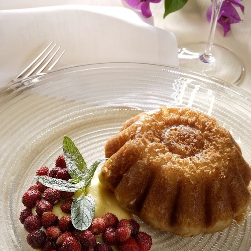 Babà napoletano con crema pasticcera e fragoline di bosco - Piatti: Babà